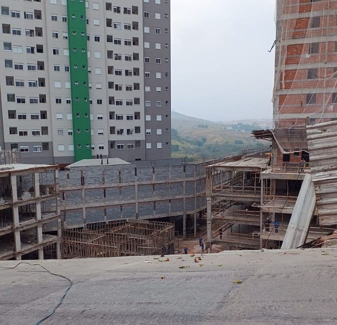 Muro de arrimo desaba em São José dos Campos e interdita rua; Não há vítimas