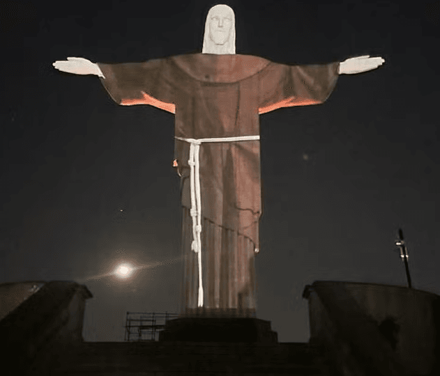 Cristo Redentor iluminado com as vestes de Frei Galvão em homenagem ao Primeiro Santo Brasileiro