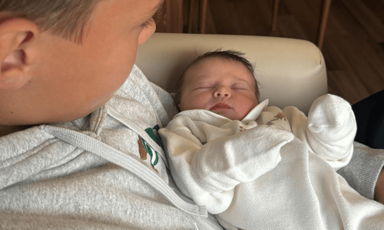 Neymar vai a maternidade e visita Helena, apontada como sua filha