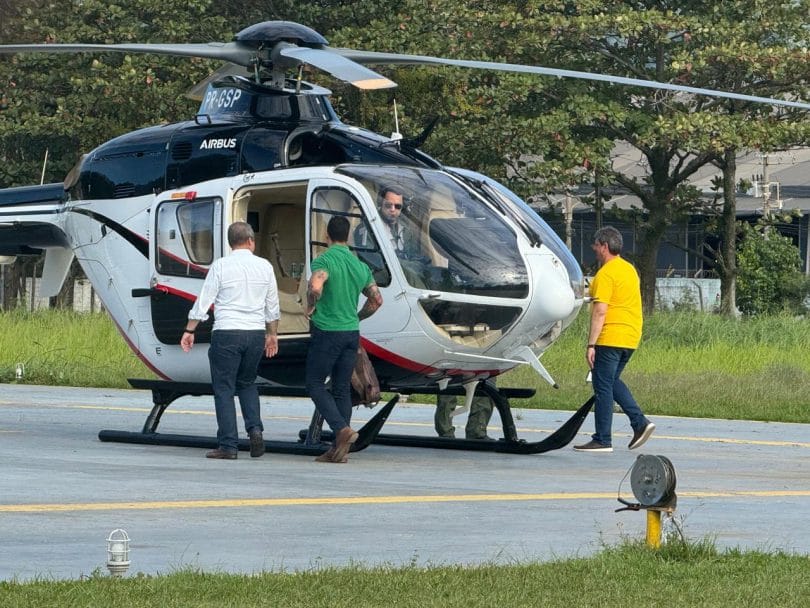 Governador Tarcísio utiliza helicóptero águia para participar de convenção partidária em São Sebastião