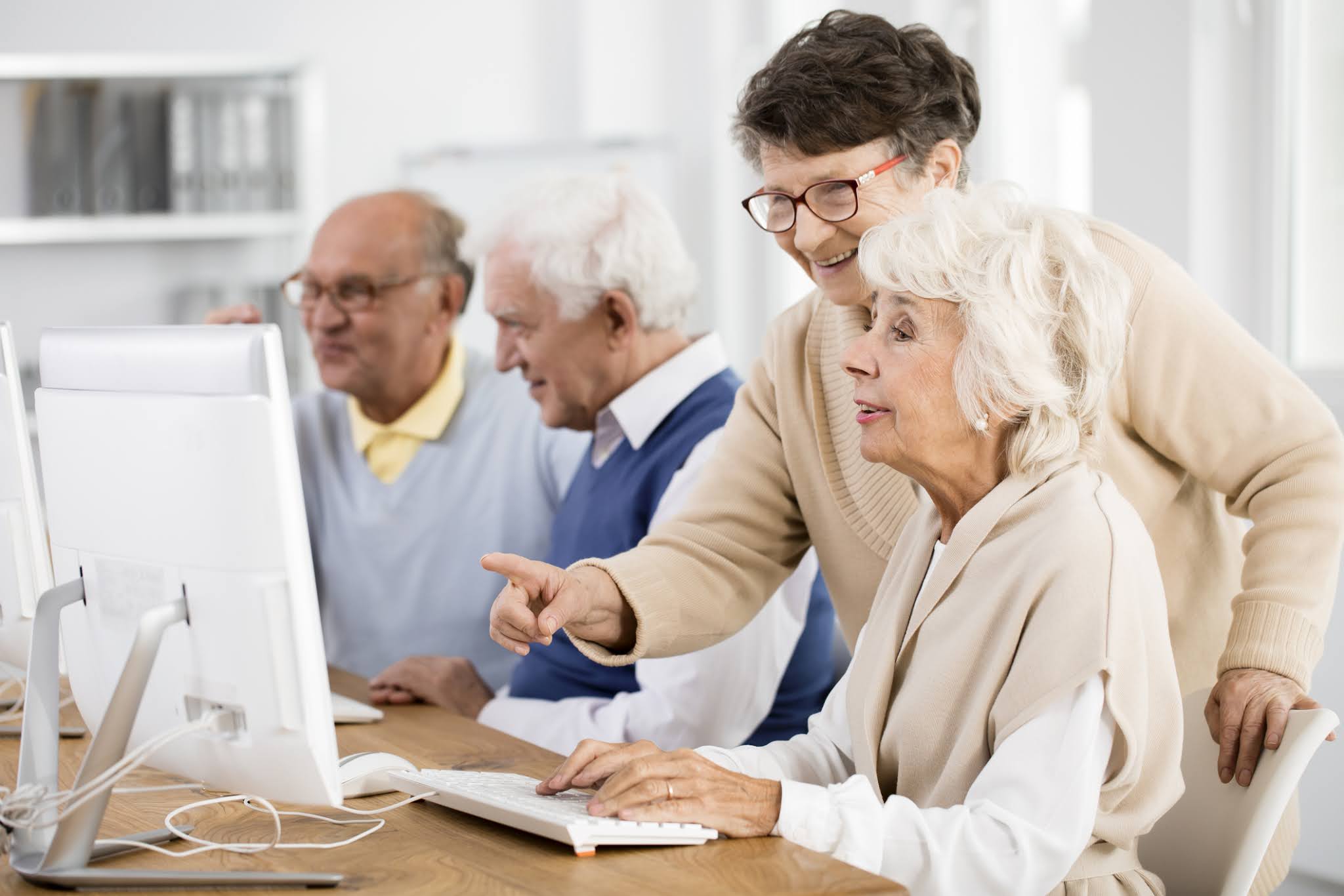 Idosos estão usando mais internet do que nunca no Brasil, diz estudo