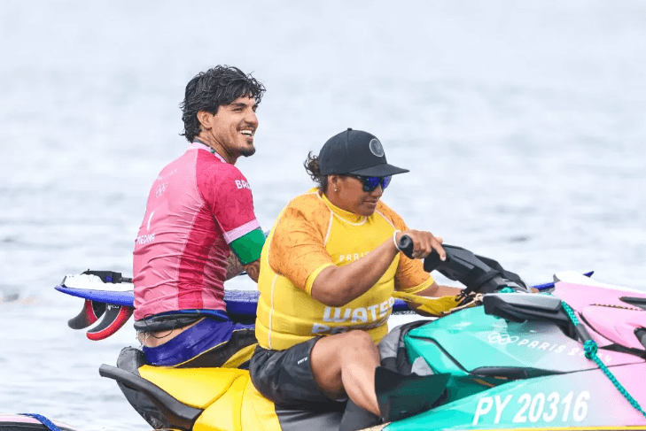 Gabriel Medina espera até segunda para disputa de semifinal no Surfe Olímpico