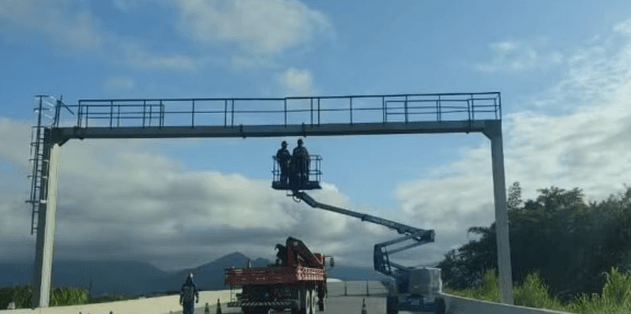 Interdição total da Rodovia SP-55 para instalação de painel de mensagem
