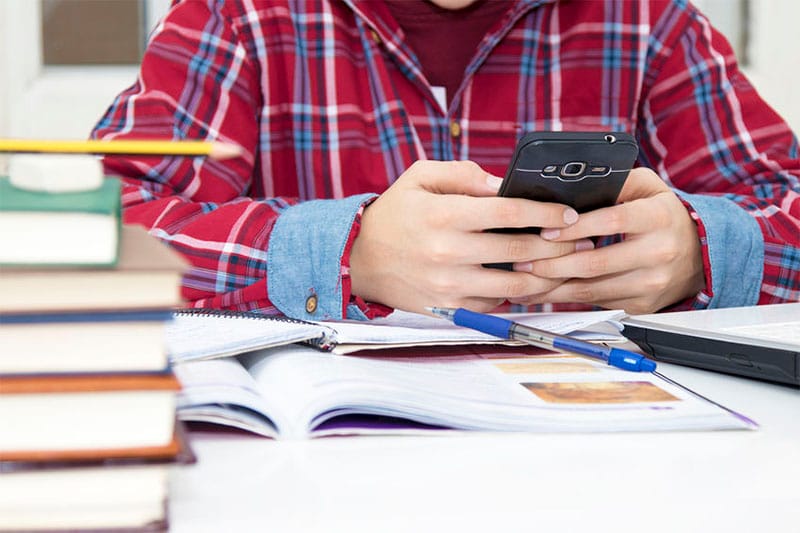 Alesp aprova proibição do uso de celulares nas escolas
