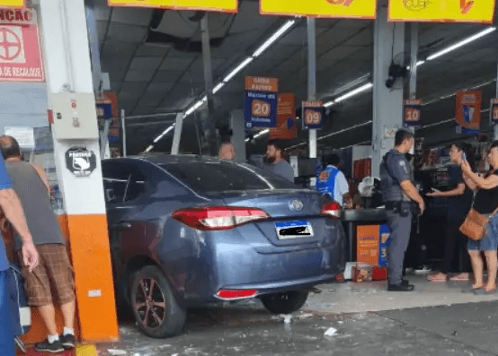 Carro invade supermercado e deixa três feridos em São José dos Campos