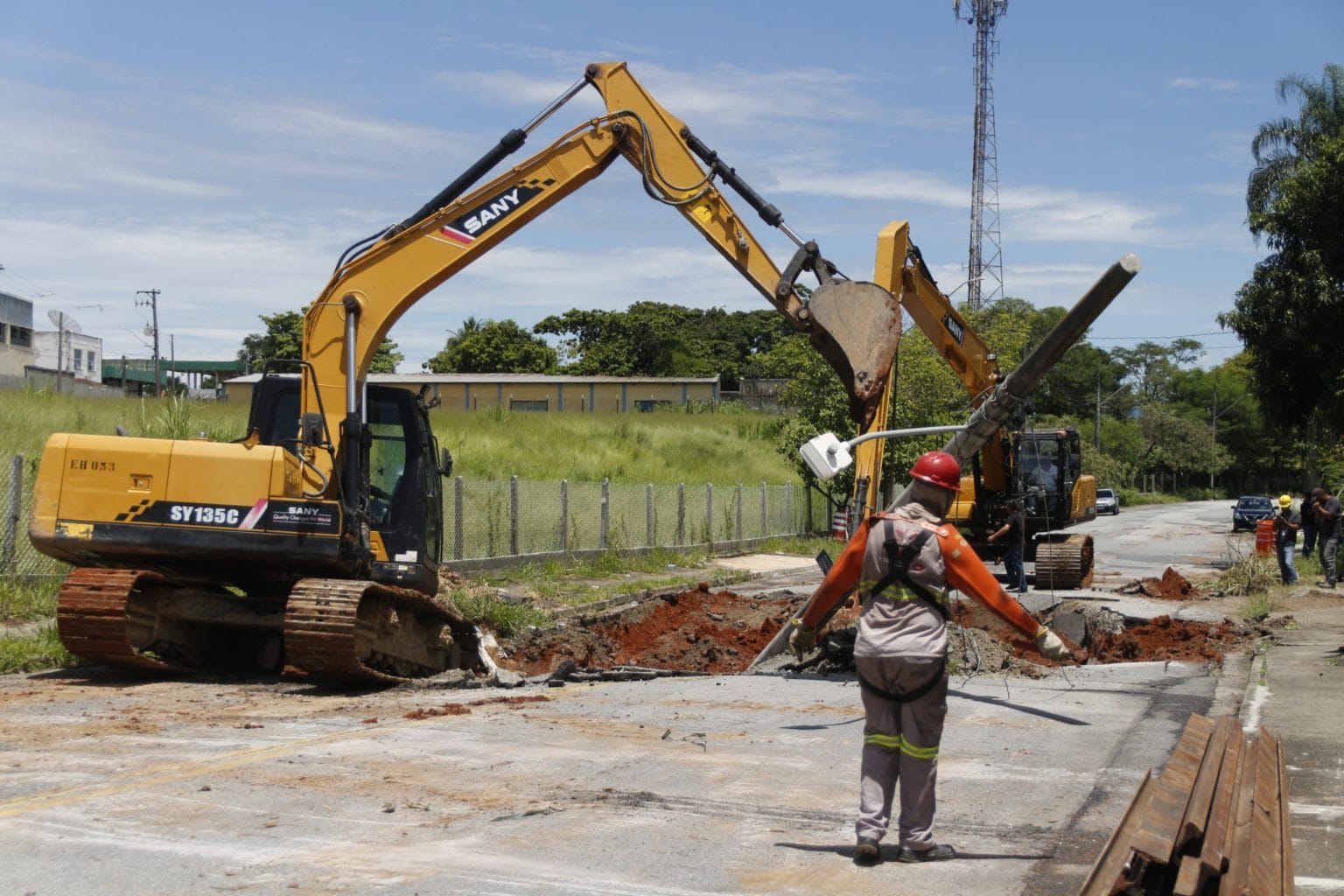 Obra emergencial na galeria de águas puviais em Taubaté