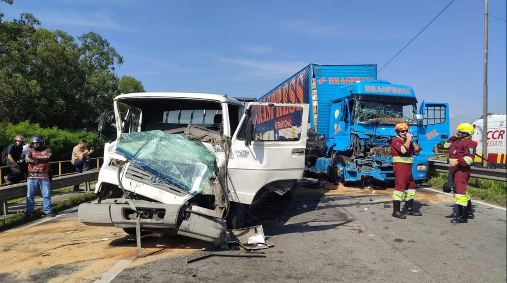 Grave acidente interdita neste momento trânsito na Via Dutra em Jacareí