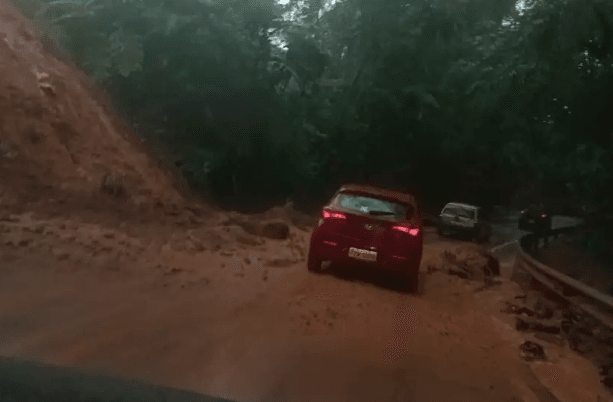 Interdição parcial na Rodovia SP-50 por deslizamento de terra