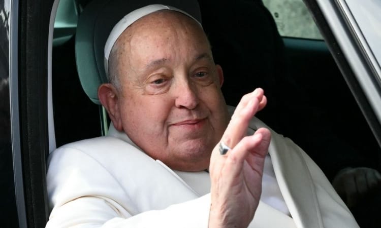 Papa Francisco tem noite estável após crise respiratória, informa Vaticano