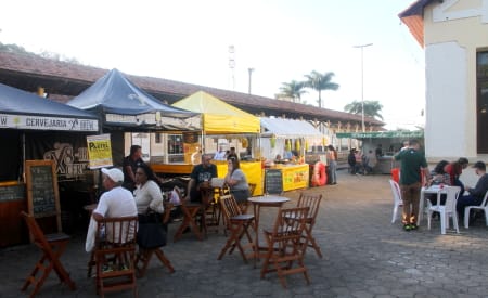 Feira dos Trilhos movimenta o Centro de Jacareí no sábado