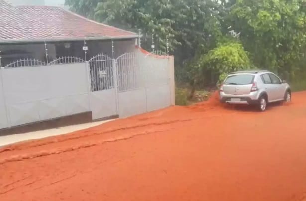 Chuva forte causa alagamentos em Aparecida e Defesa Civil emite alerta