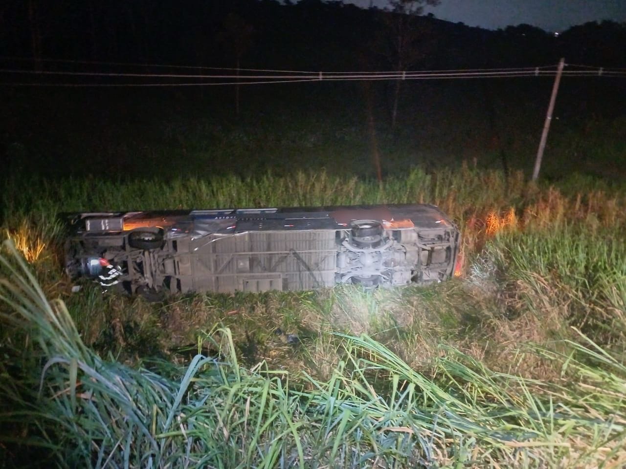 Ônibus da Viação 1001 despenca de ribanceira na Via Dutra em Pinda e mata adolescente de 13 anos
