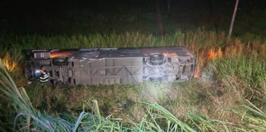 Ônibus cai em ribanceira na Dutra e deixa um morto e 26 feridos