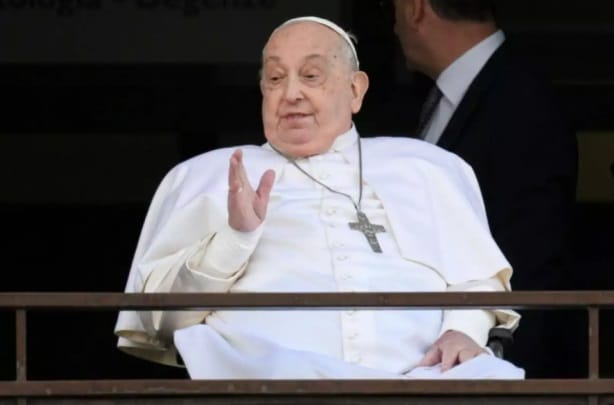 Papa Francisco deixa hospital e retorna ao Vaticano após 38 dias de internação