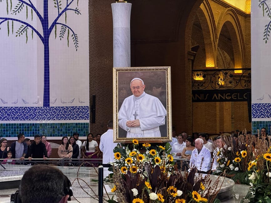 Santuário Nacional presta homenagens ao Papa Francisco, morto aos 88 anos