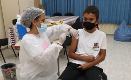 Jacareí inicia vacinação em escolas para ampliar cobertura entre crianças e adolescentes