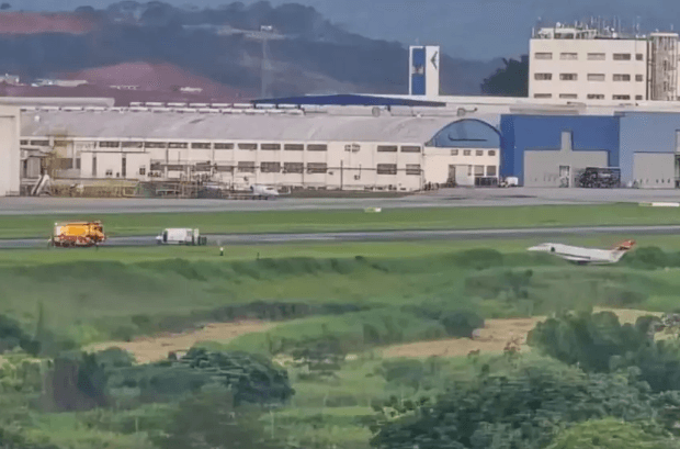 Avião da FAB sai da pista durante treinamento em São José dos Campos