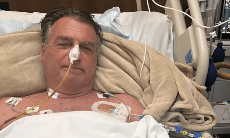 Bolsonaro segue internado, mas apresenta melhora após cirurgia intestinal
