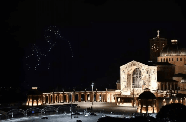 Drones iluminam céu de Aparecida em homenagem ao papa Francisco