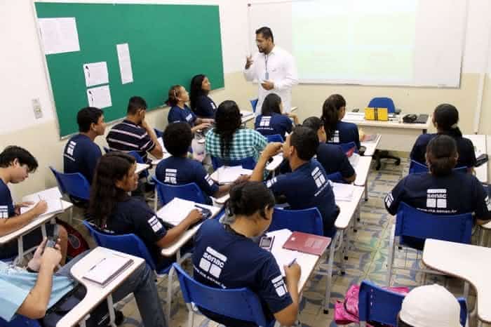 Pesquisa revela que jovens valorizam educação e veem no ensino técnico uma ponte para o futuro