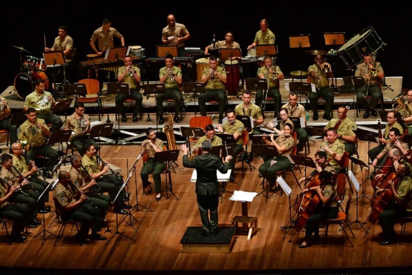 Banda Sinfônica do Exército se apresenta em Jacareí com participação de jovens músicos da cidade