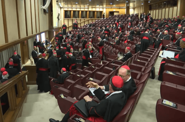 Vaticano inicia conclave para eleger novo Papa; Fumaça branca pode surgir já nesta quarta-feira
