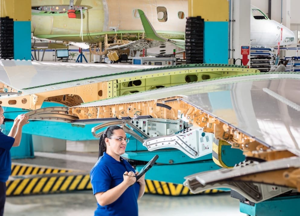 Embraer abre 200 vagas de estágio com bolsas de até R$ 2.400