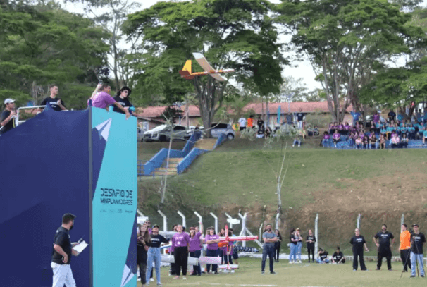 Estudantes testam conhecimentos em campeonato de miniplanadores promovido pelo Instituto Embraer