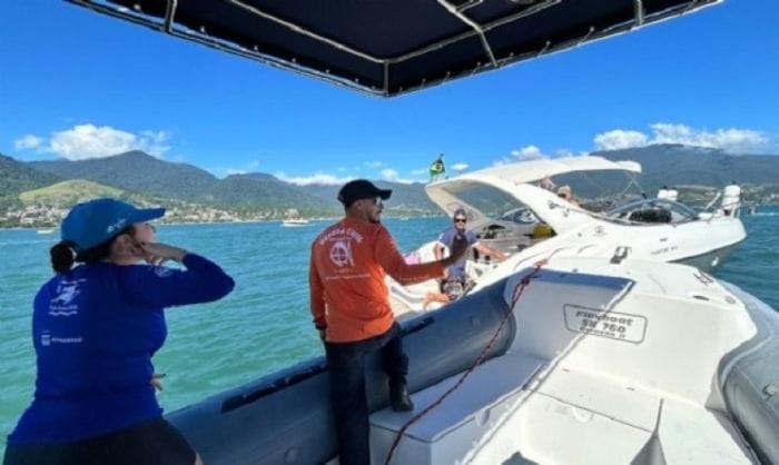 São Sebastião realiza operação de orientação para avistamento responsável de baleias