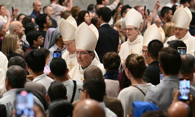 Vaticano encerra luto pelo papa Francisco com missa solene; conclave começa na quarta-feira