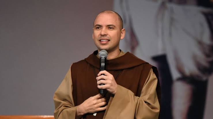 Frei Gilson atrai fiéis no acampamento de Corpus Christi na Canção Nova