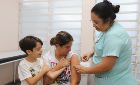 Jacareí intensifica vacinação com postos itinerantes e horário estendido nas unidades de saúde