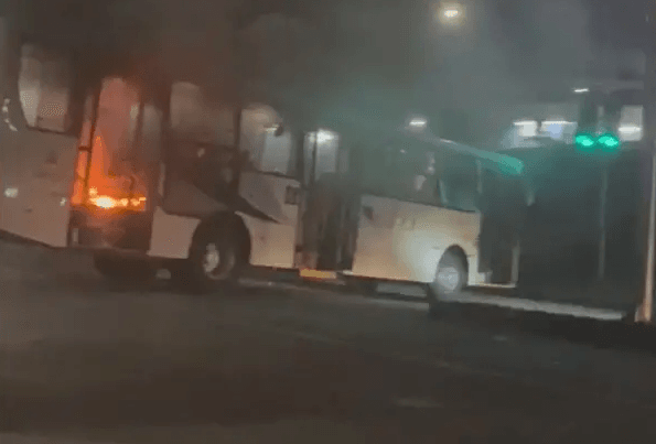 Incêndio atinge dois ônibus e interdita via de acesso ao bairro Vila Branca, em Jacareí