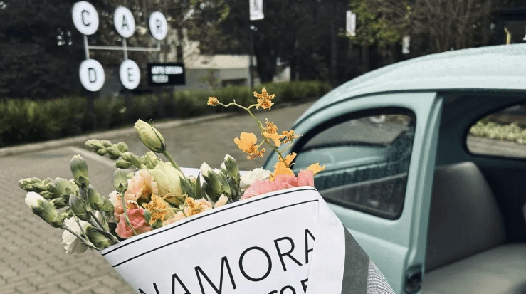CARDE celebra Dia dos Namorados com clima retrô de drive-in em Campos do Jordão
