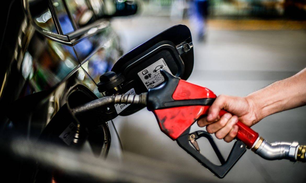 Petrobras reduz preço da gasolina em 5,6% para distribuidoras a partir de terça-feira