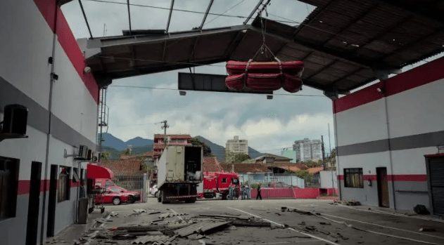 Ventania de 85 km/h causa estragos em Caraguatatuba e suspende aulas na rede municipal