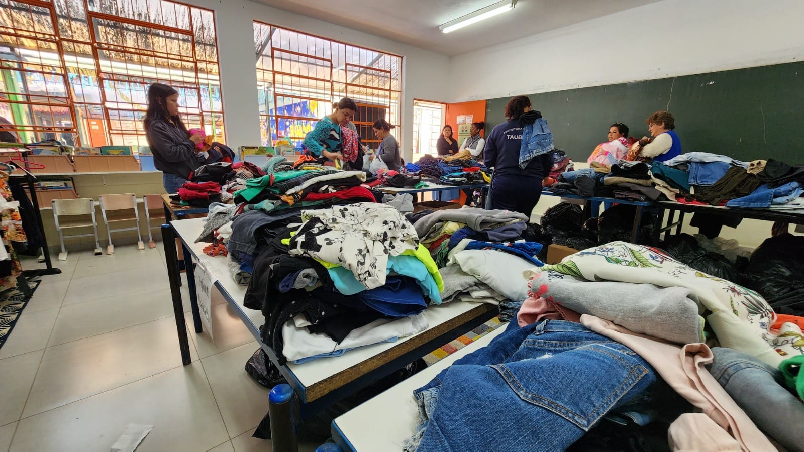 Fussta realiza edição do Armário Solidário no Jardim Mourisco com distribuição gratuita de roupas