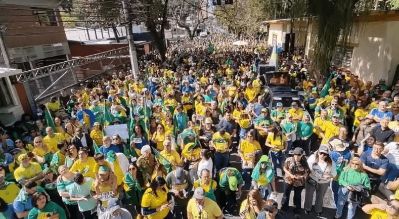 Protesto pró-Bolsonaro reúne multidão em São José dos Campos