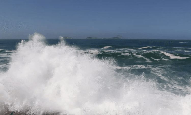 Marinha alerta para ressaca marítima com ondas de até 2,5 metros entre SP e RJ