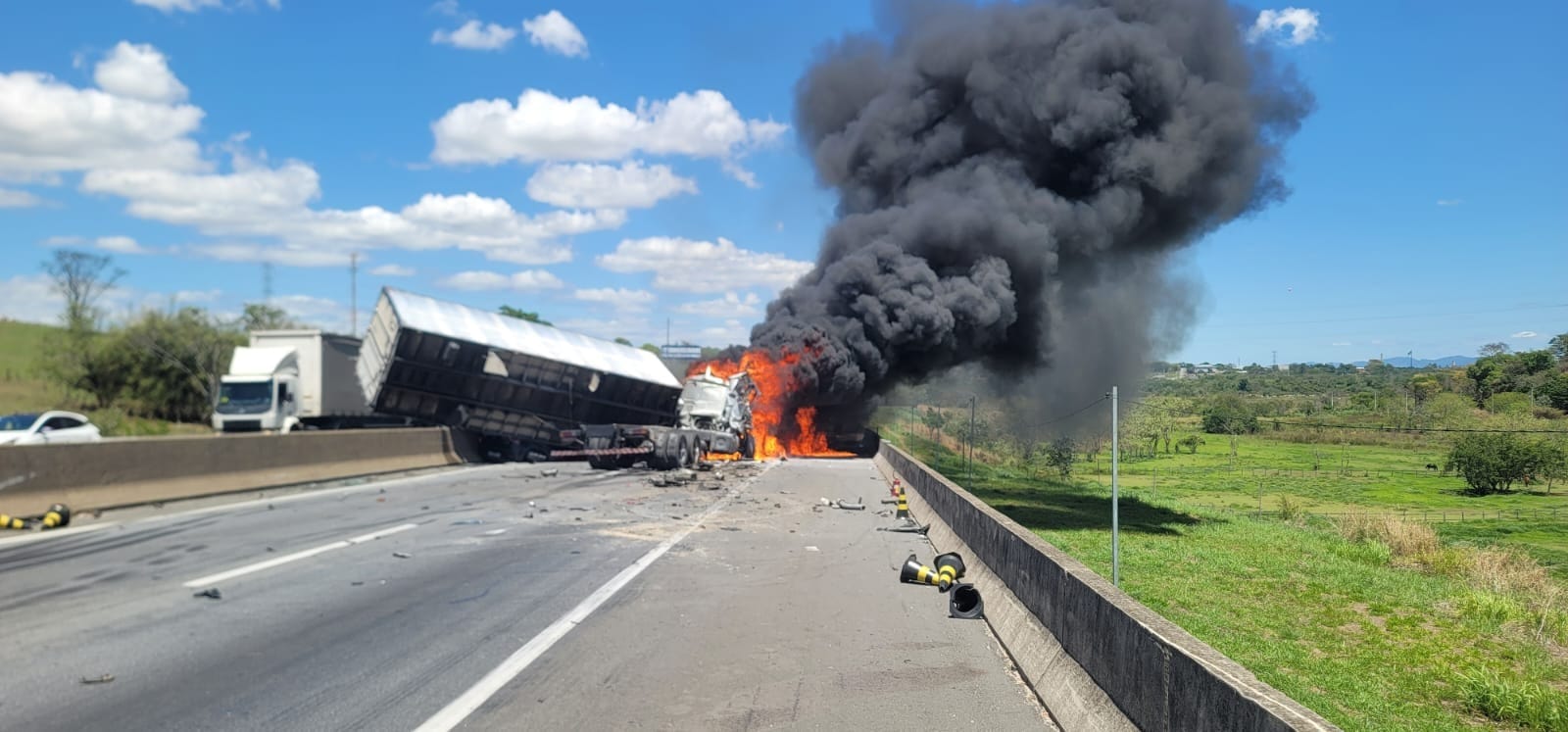 Acidente interdita totalmente a Via Dutra em Pindamonhangaba (SP) neste momento