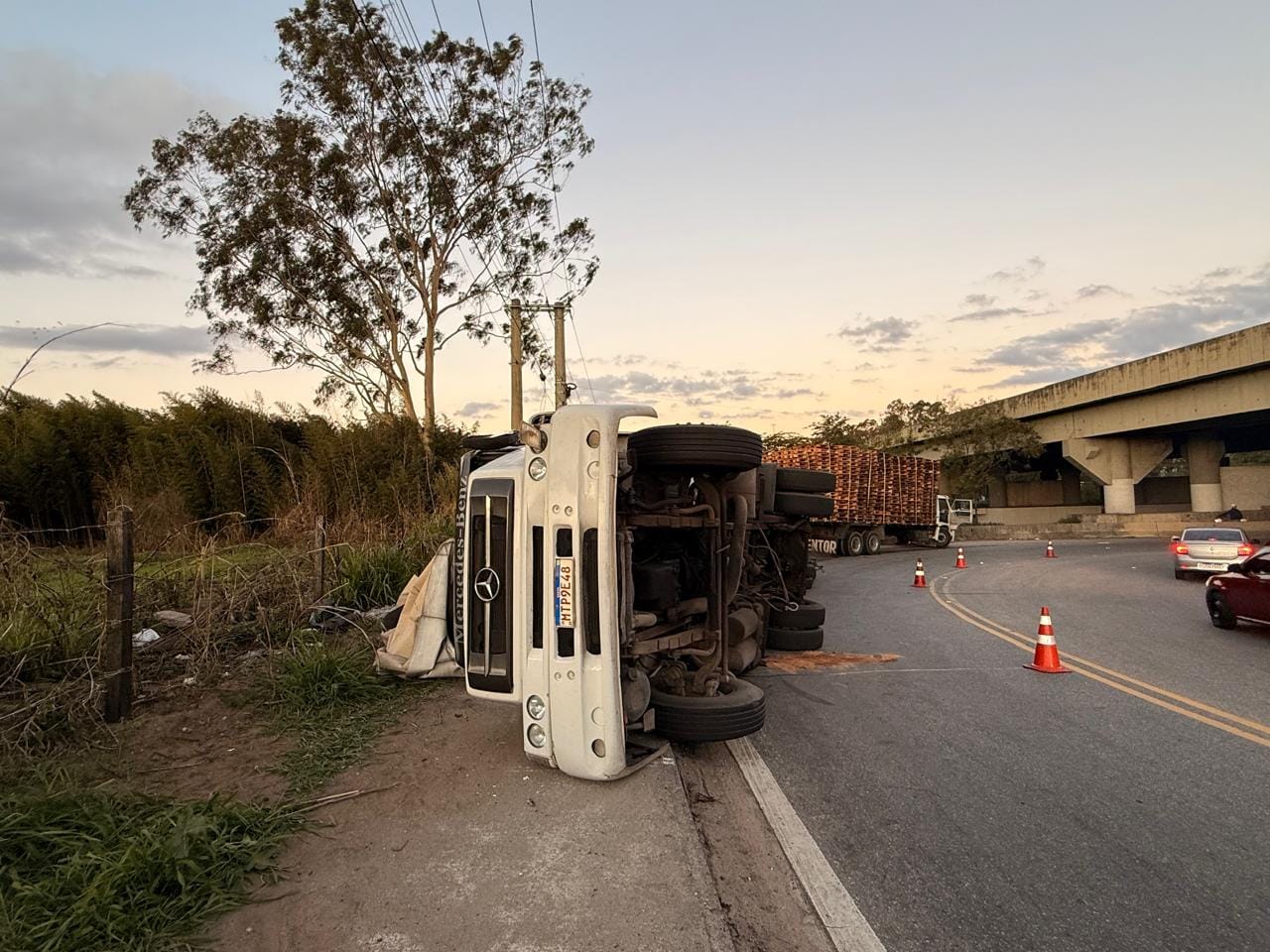 Carreta tomba agora há pouco sob viaduto da Dutra em Jacareí