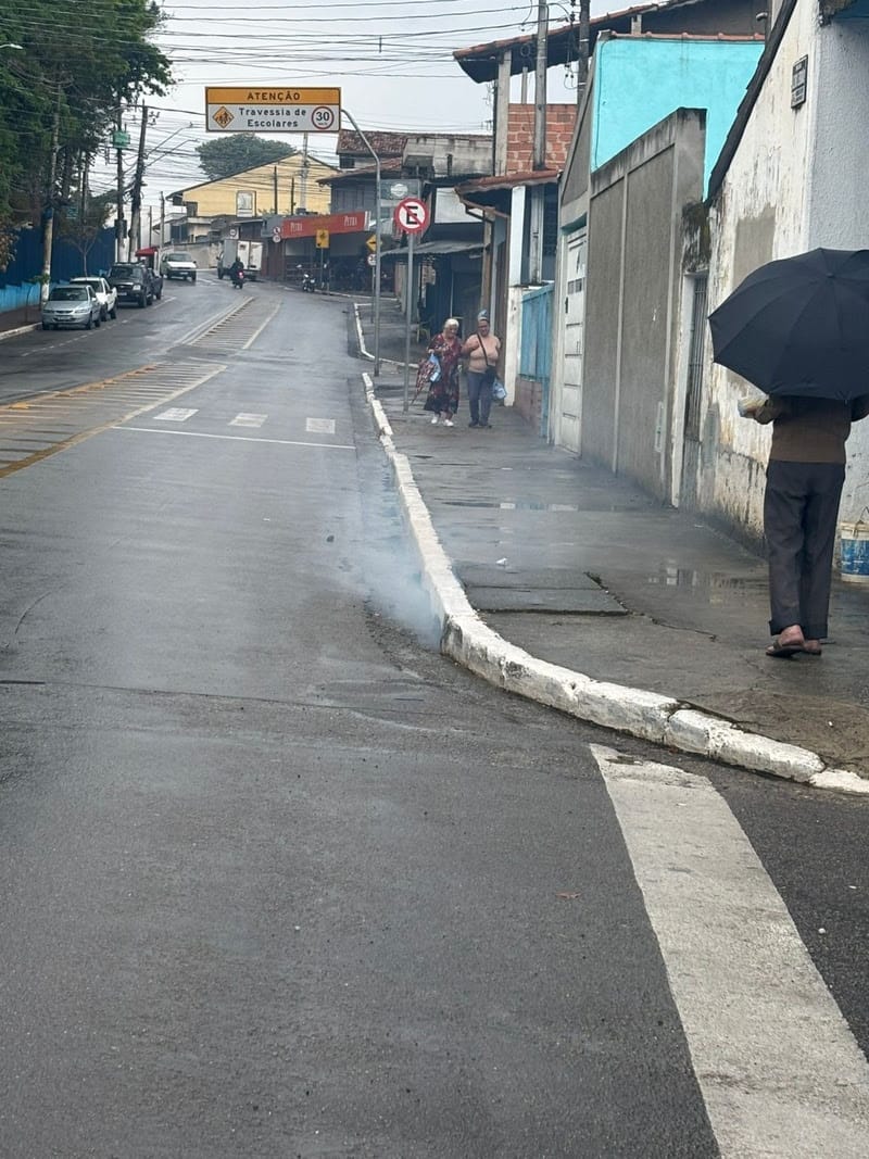 Sabesp realiza testes com fumaça para identificar ligações irregulares de esgoto em São José dos Campos