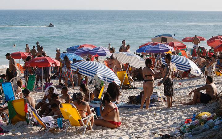 Calor lota praias do Litoral Norte e movimenta economia no feriado da Consciência Negra