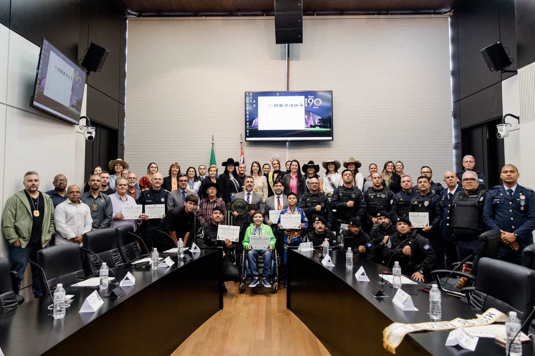 Alesp realiza ato solene para homenagear profissionais do Vale do Paraíba