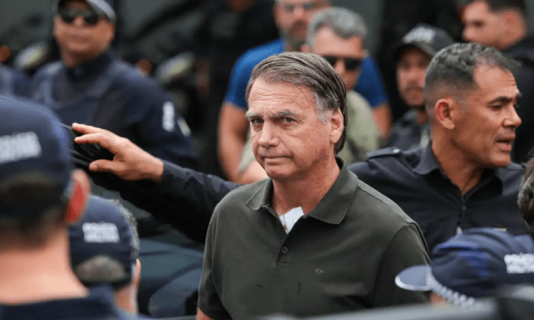 Bolsonaro é preso preventivamente e levado para sala especial na sede da PF em Brasília
