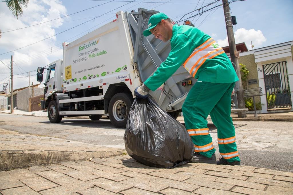 Taubaté antecipa horário da coleta de lixo por causa do calor