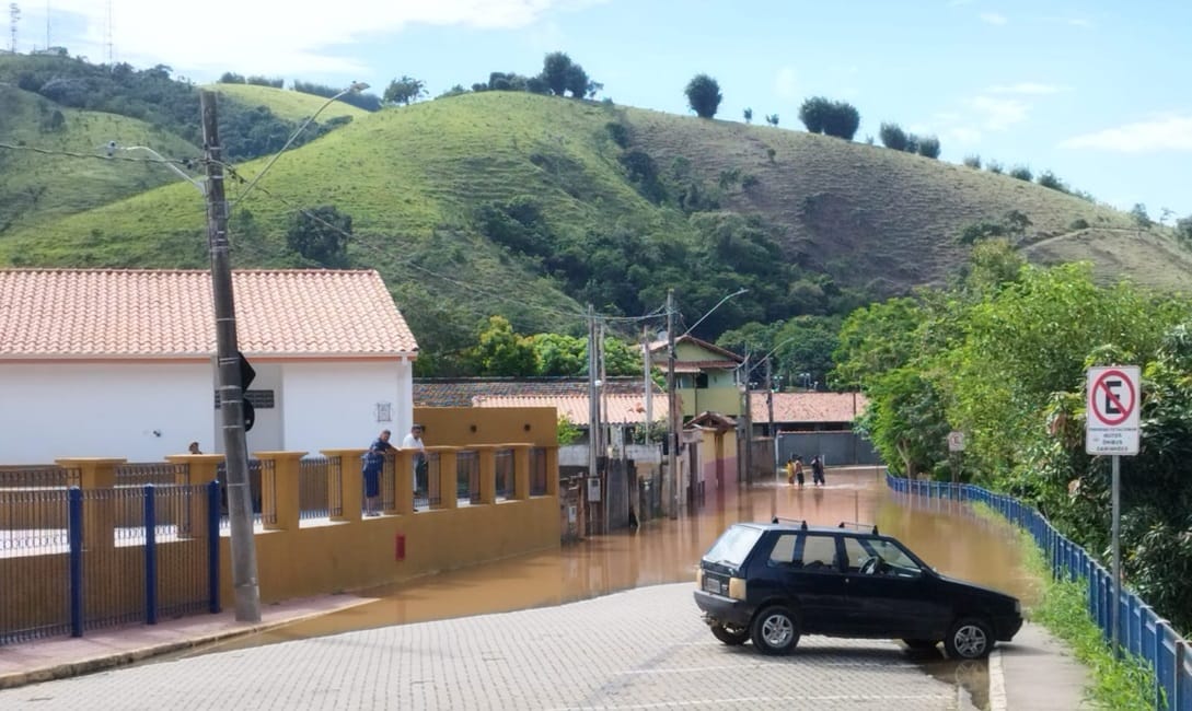 Rio Paraitinga transborda e alaga área central de São Luiz do Paraitinga; três famílias são realocadas
