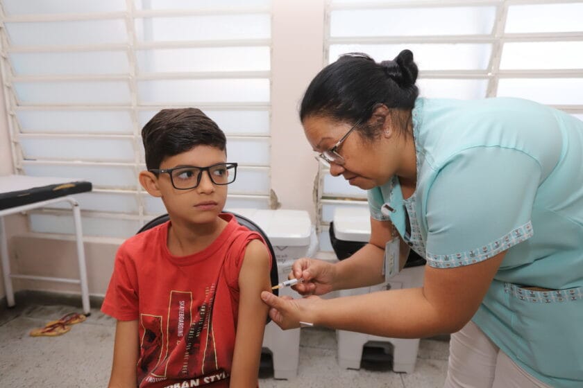 Jacareí alerta para baixa cobertura da vacina contra a dengue em crianças e adolescentes