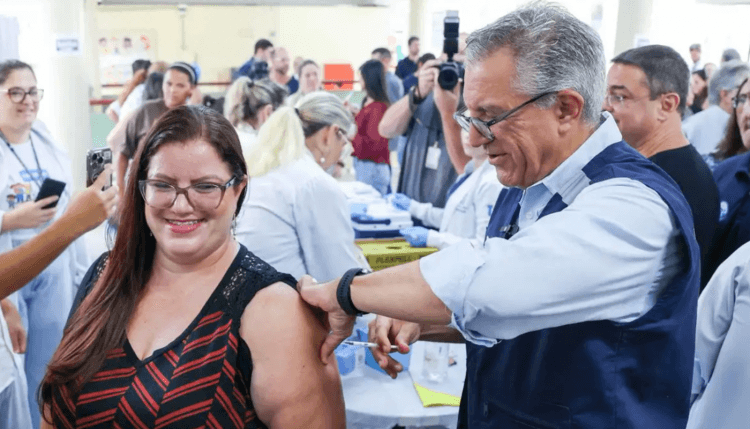 Ministro da Saúde inicia vacinação em massa contra a dengue com vacina inédita em Botucatu