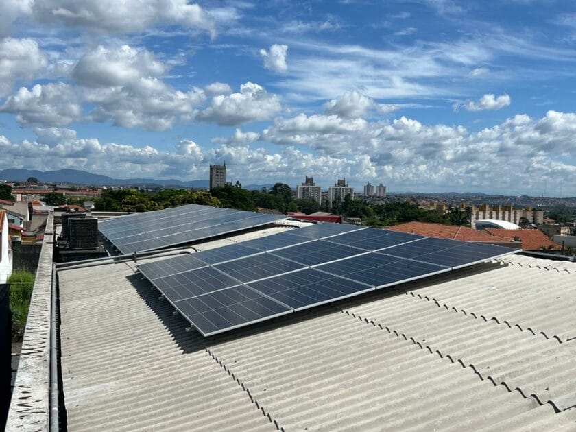 Parceria vai instalar energia solar gratuita em casas de Jacareí e reduzir conta de luz em até 50%